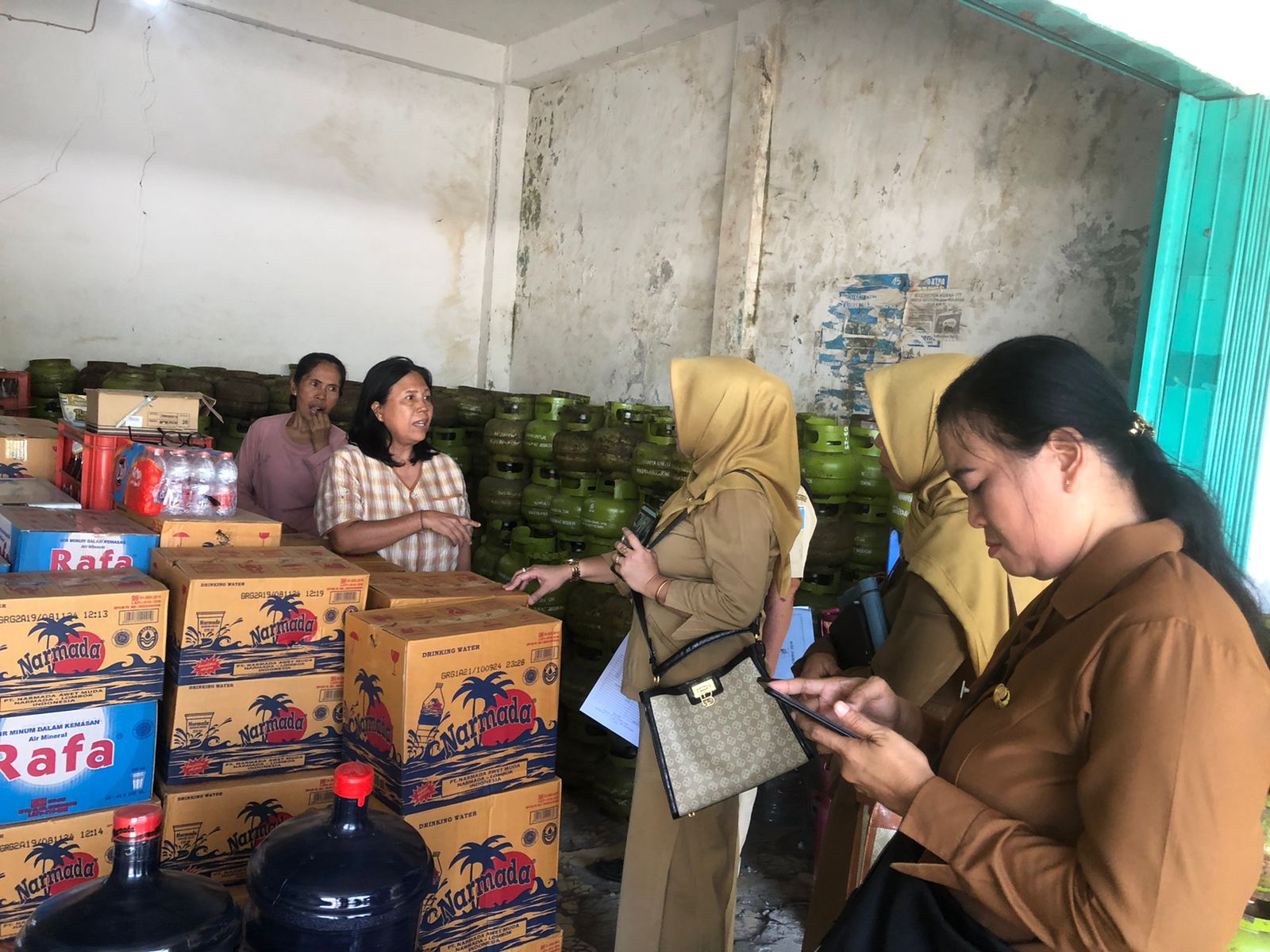 Tim dari Dinas Perdagangan Kota Mataram dan Hiswana Migas saat mengecek salah satu pangkalan LPG di Kota Mataram.