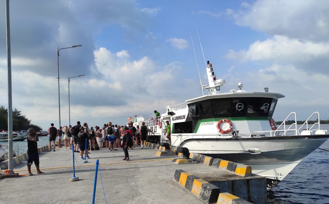 NAIK HARGA: Salah satu kapal cepat asal Bali menurunkan penumpang di Bangsal, KLU, beberapa waktu lalu. (DOK/LOMBOK POST)