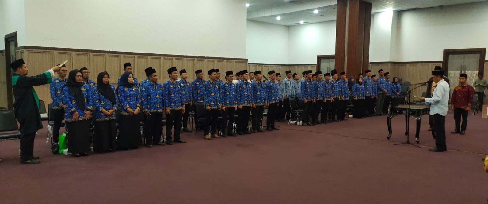 Bupati Loteng Lalu Pathul Bahri saat membacakan sumpah jabatan pada pelantikan pengawas dan kepala puskesmas pada Jumat (5/1) lalu.