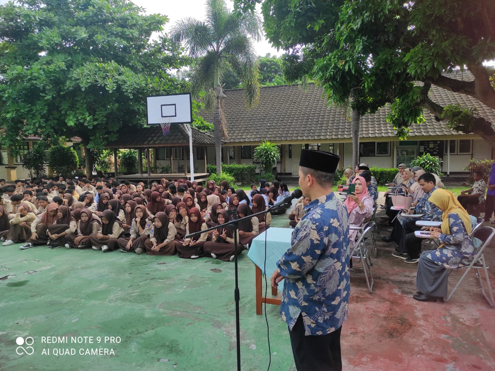 BERTAMBAH USIA: Para siswa SMPN 11 Mataram berkumpul di halaman sekolah merayakan HUT sekolah pada Sabtu (6/1) lalu.(SPENLAS FOR LOMBOK POST)