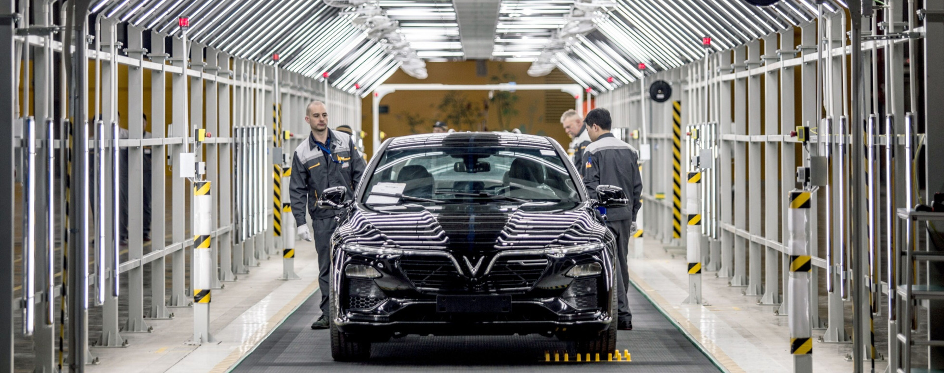 Mobil VinFast Lux A 2.0 dalam tahap inspeksi final di pabrik yang terletak di Haiphong, Vietnam. (foto: Bloomberg/Yen Duong)