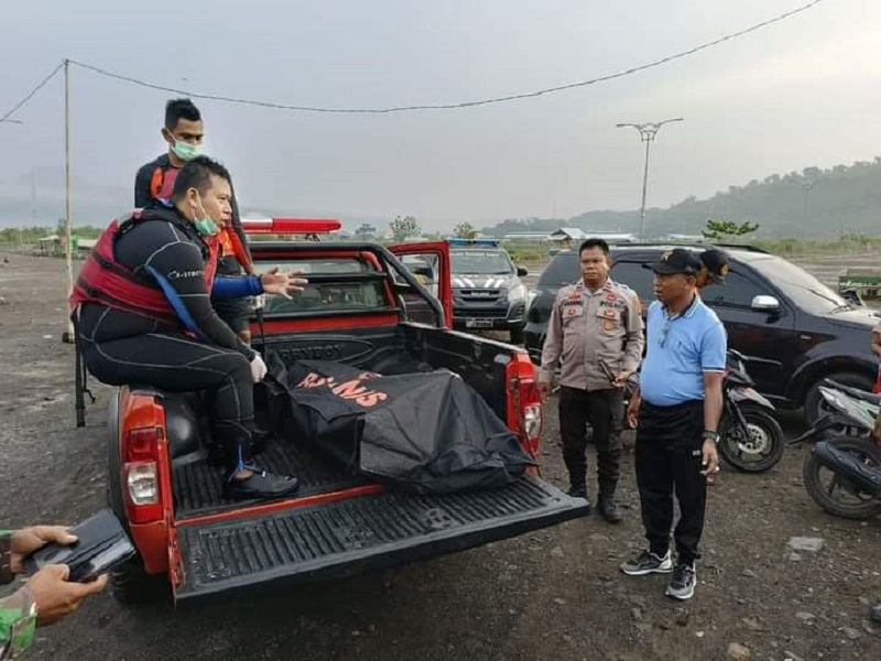 EVAKUASI: Jenazah korban Muhammad Akbar saat dievakuasi di Pulau Kambing, Sabtu (6/1).(ISTIMEWA/LOMBOK POST)