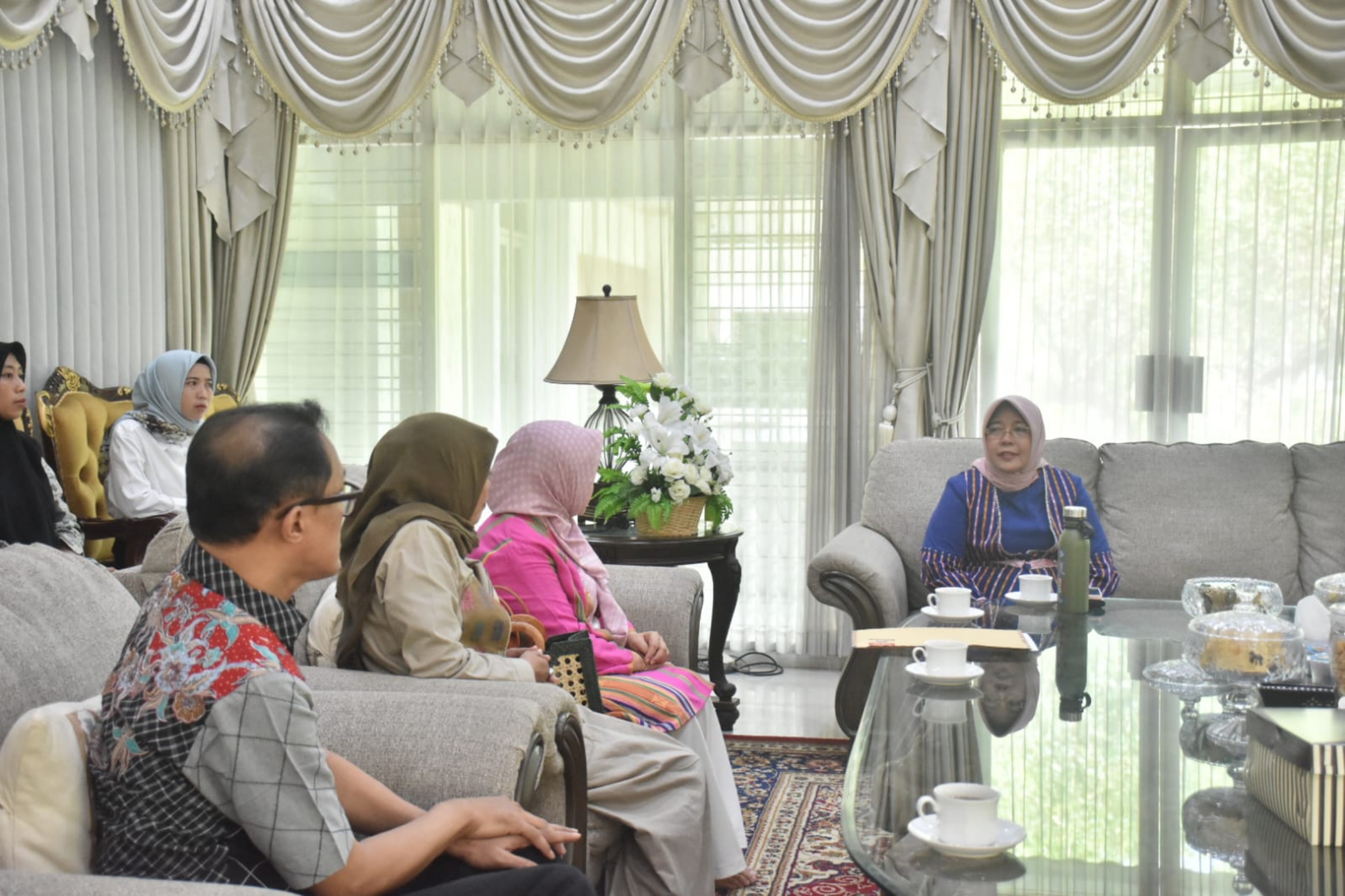 DISKUSI IFW: bersama Pj Ketua Dewan Kerajinan Nasional Daerah (Dekranasda) NTB Hj Lale Prayatni Gita Ariadi (kanan) berdiskusi dengan BPD Asosiasi Perancang Pengusaha Mode Indonesia. (IST/LOMBOK POST)