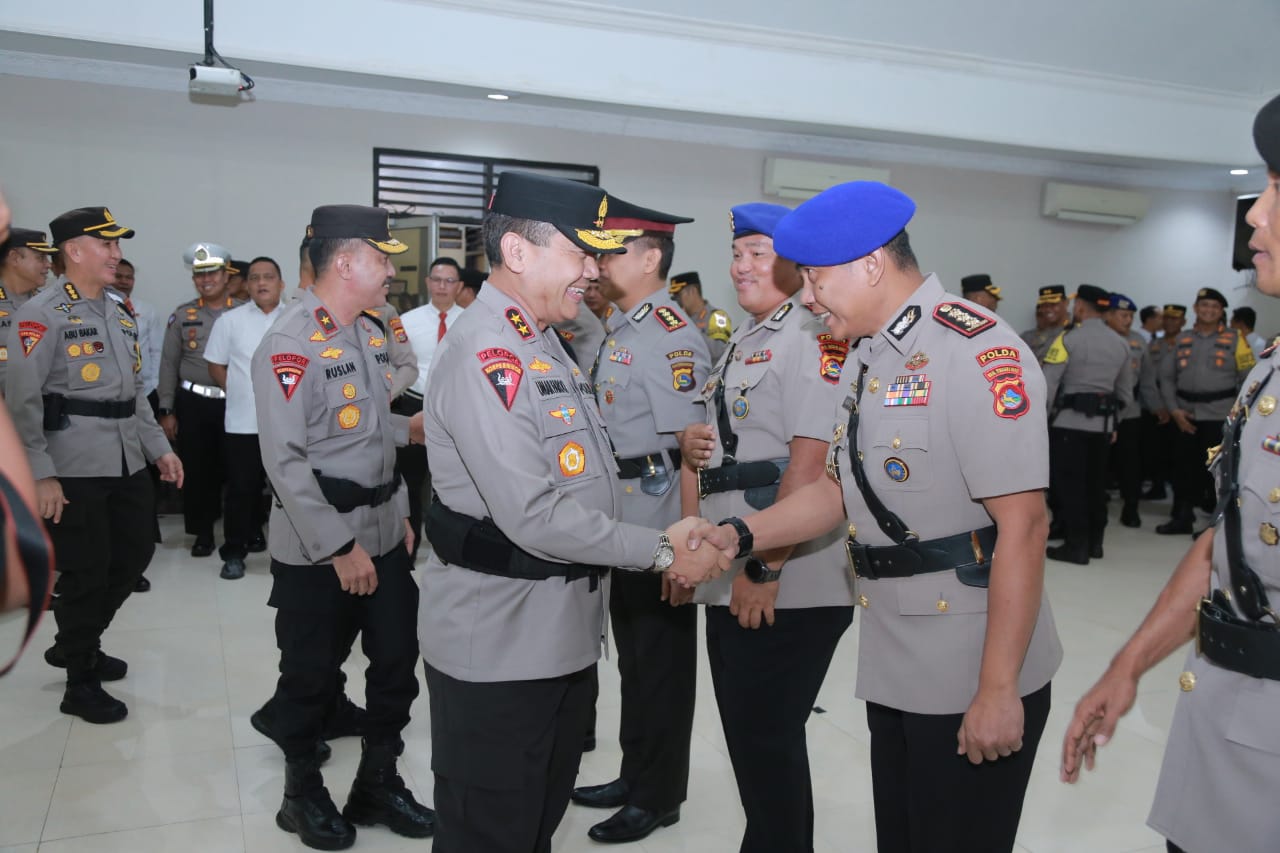 Kapolda NTB Irjen Umar Faroq menyalami Dirpolairud yang baru Kombespol Andree Ghama Putra dalam acara serah terima jabatan di gedung Sasana Dharma Polda NTB, Senin (8/1).