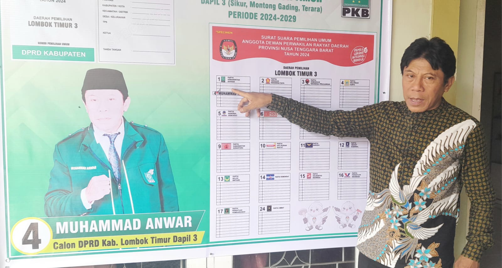 BERTARUNG KEMBALI: Calon Anggota DPRD Provinsi NTB Dapil Lombok Timur 3 Muhammad Anwar menunjukkan contoh kertas surat suara pemilihan DPRD Provinsi NTB.