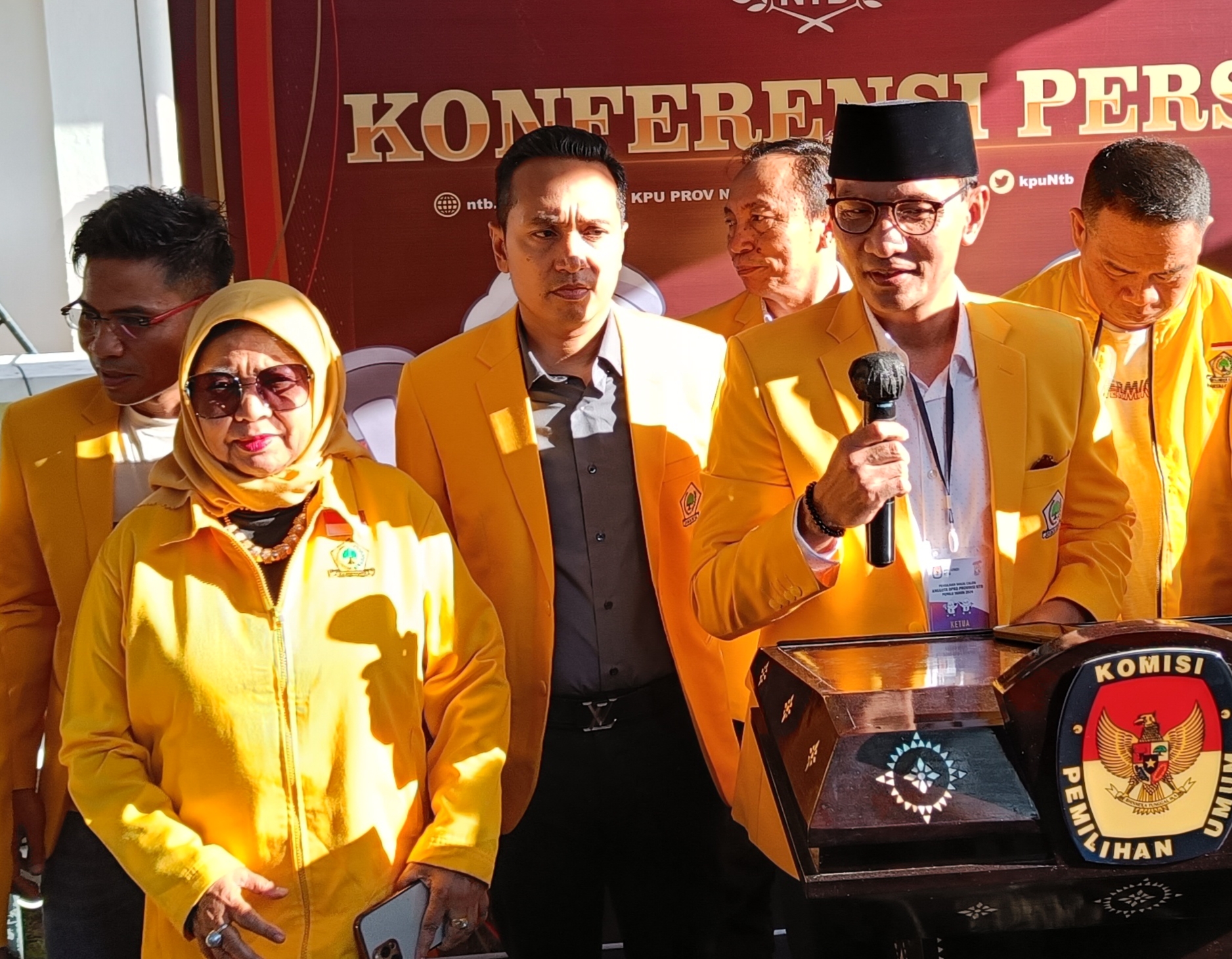 Dari kanan ke kiri: Mohan Roliskana, Firadz Pariska, dan Baiq Isvie Rupaeda