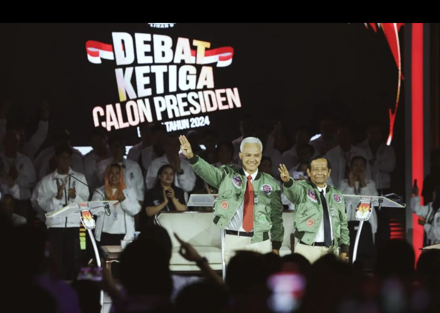 Pasangan Capres dan Cawapres Ganjar Pranowo dan Mahfud MD saat debat pilpres ke-3 dengan jaket baru. (tangkapan layar IG Mahfud MD)