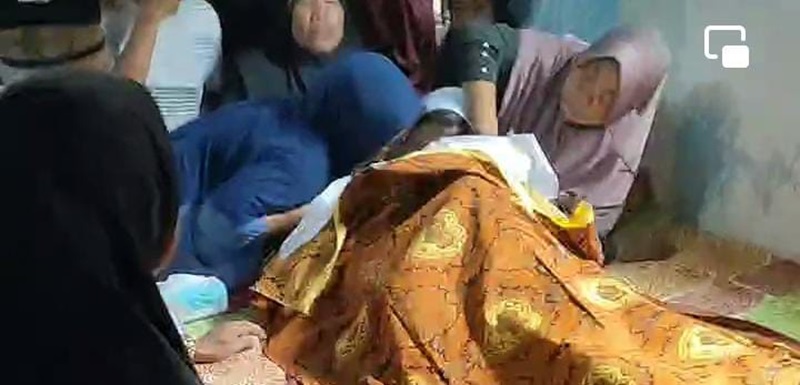 DISEMAYAMKAN: Jenazah Adhar Saruji saat disemayamkan di rumah duka di Desa Kore, Kecamatan Sanggar, Kabupaten Bima.(ISTIMEWA/LOMBOK POST)