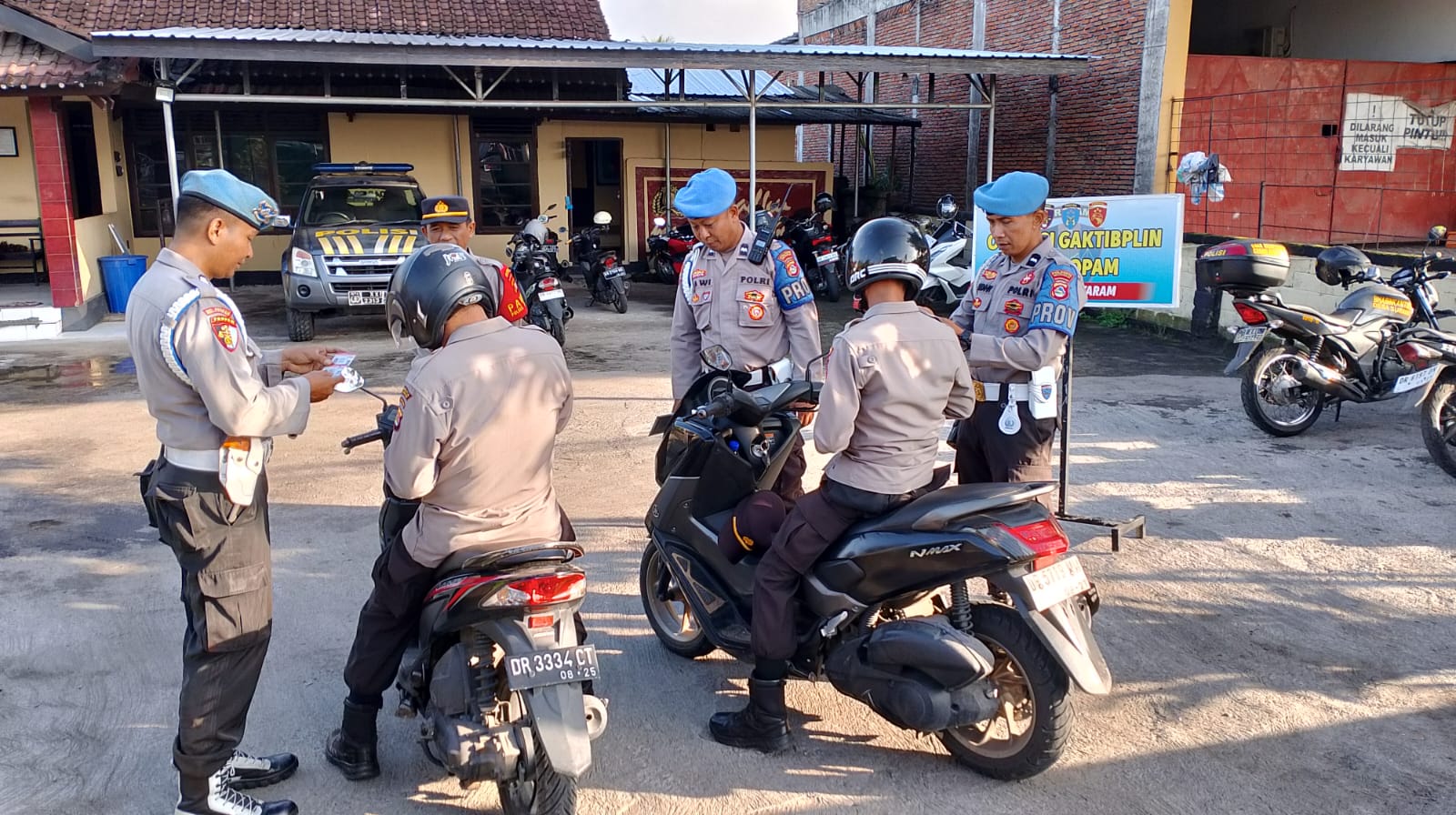 Personel Propam Polresta Mataram mengecek kelengkapan anggota saat melakukan Operasi Gaktibplin, Selasa (9/1).