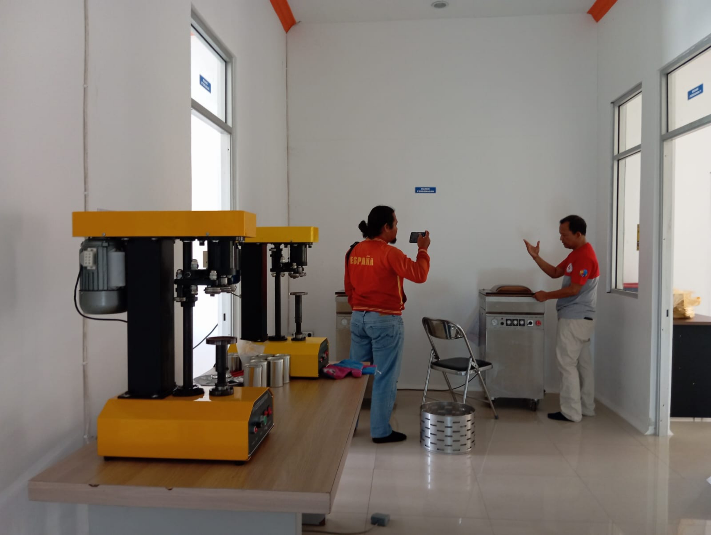 BERI PENJELASAN: Kepala Balai Kemasan Produk Daerah (BKPD) Dinas Perindustrian NTB Agus Supriyanto (kanan) saat memberikan penjelasan. (FERIAL/LOMBOK POST)