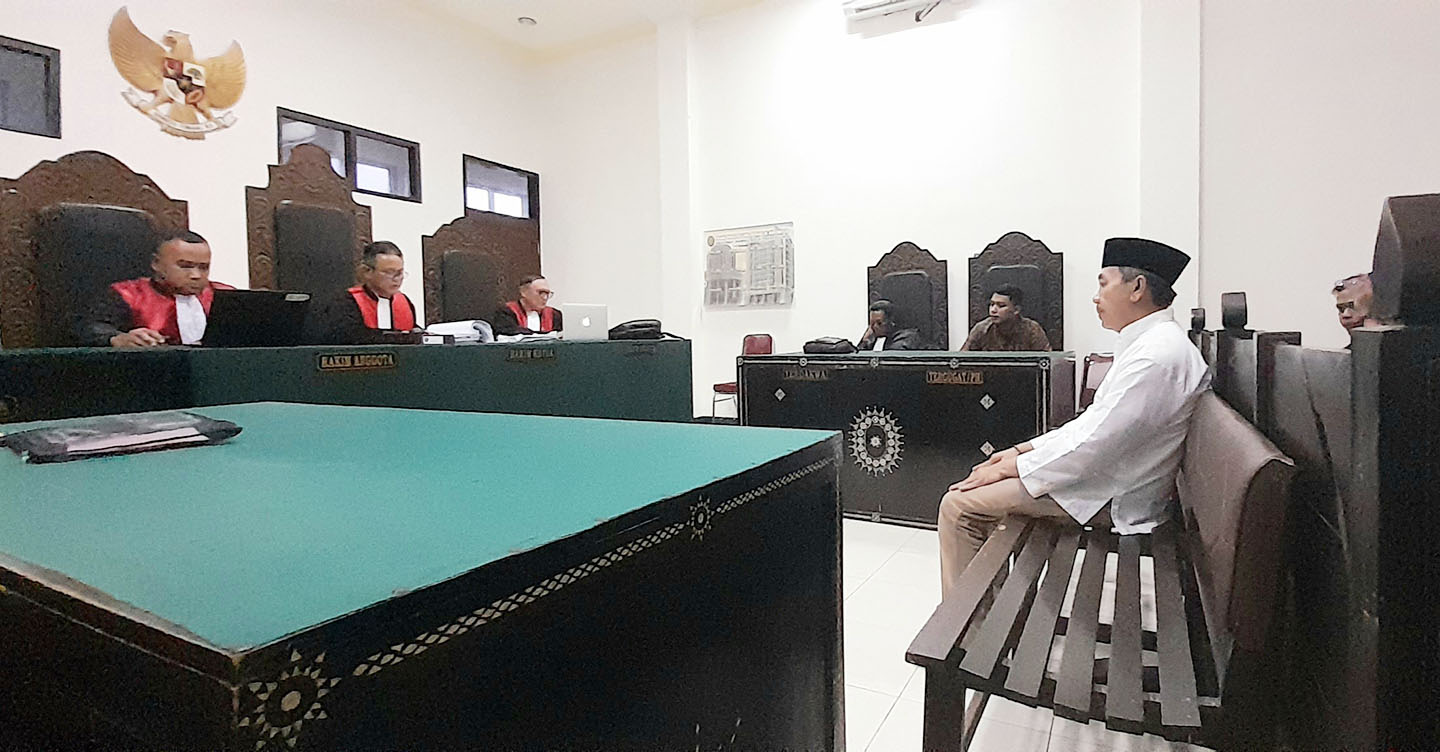 Terdakwa dr. Dede Hasan Basri saat mendengarkan pembacaan putusan majelis hakim Pengadilan Tipikor Mataram, Rabu (10/1).