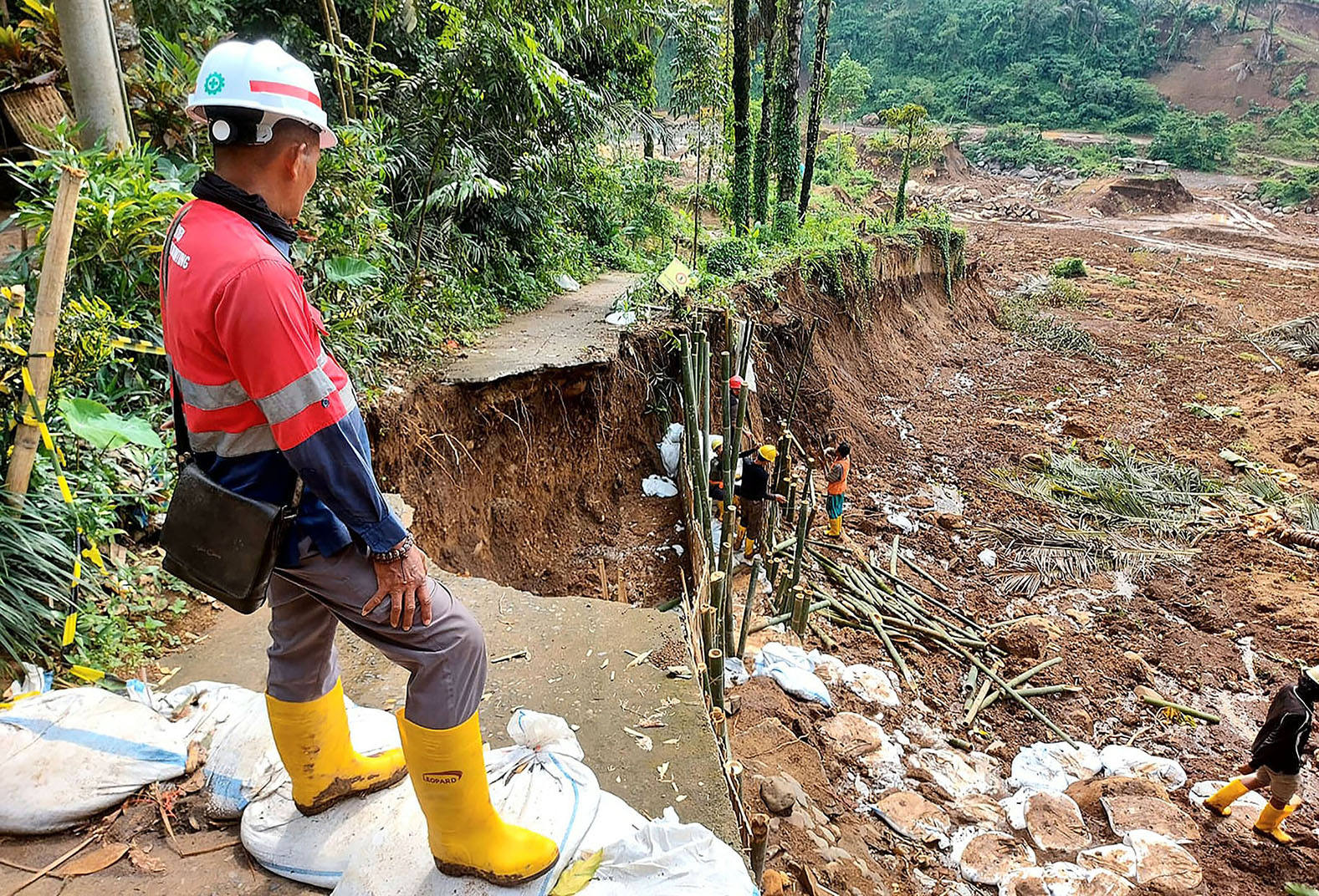 Sejumlah petugas BWS Nusa Tenggara I berupaya mencegah terjadinya longsor susulan di sekitar Bendungan Meninting .