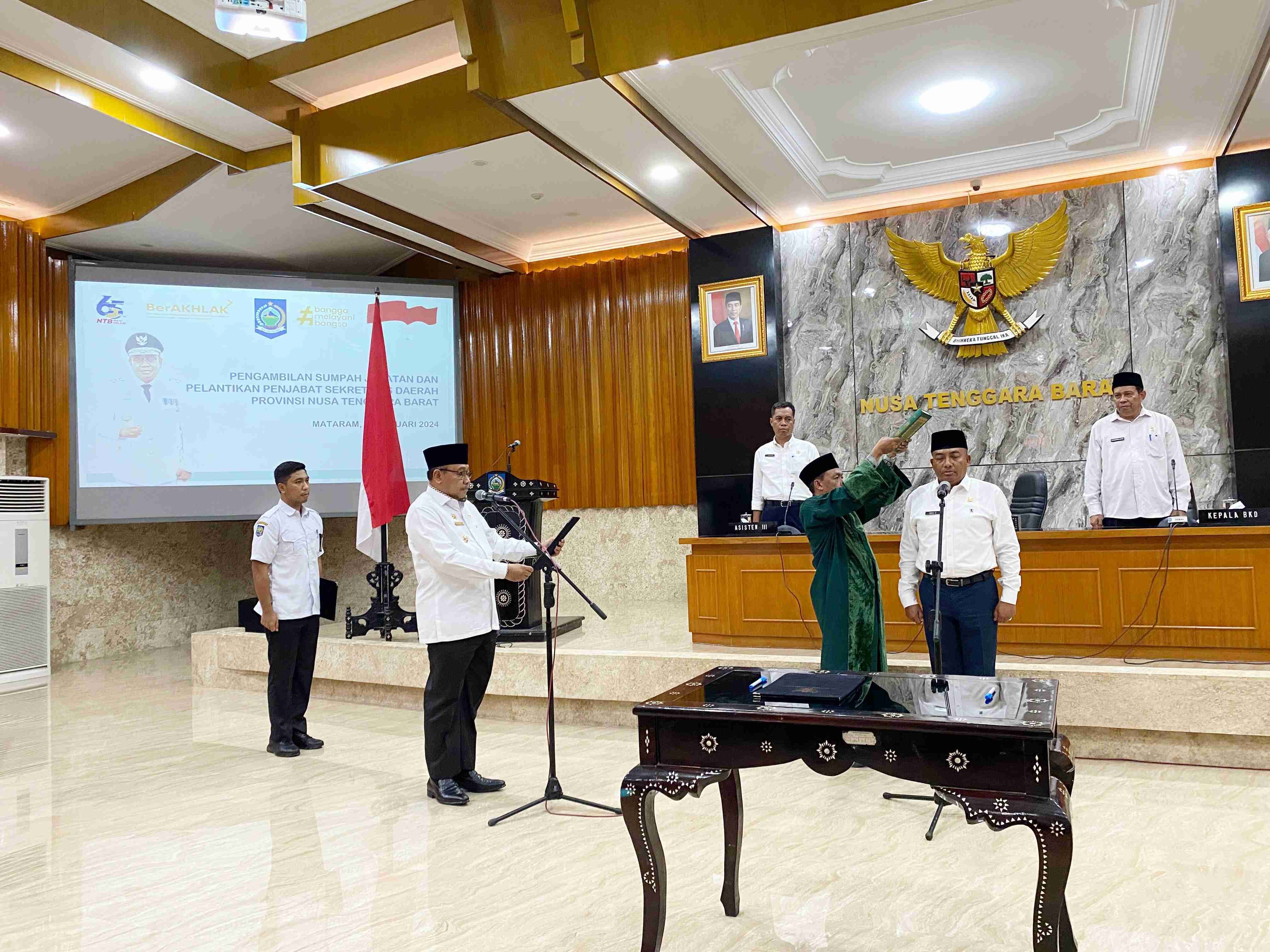 Pj Gubernur NTB Lalu Gita Ariadi (dua dari kiri) saat melantik Ibnu Salim sebagai Pj Sekda NTB (dua dari kanan), di gedung Sangkareang Kantor Gubernur NTB, Rabu(10/1).