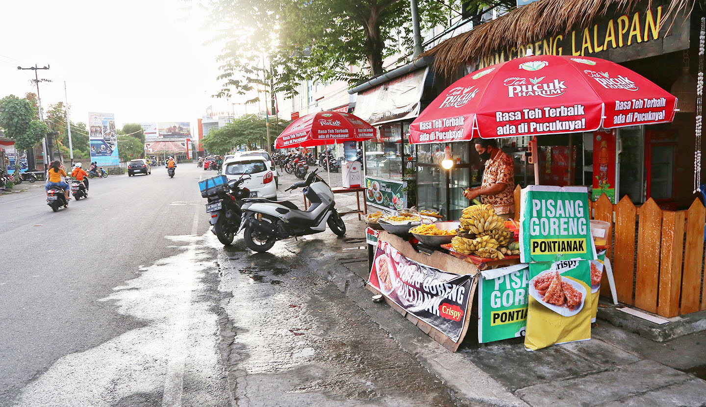 Sejumlah PKL di kawasan Cakranegara berjejer menyuguhkan makannya di Jalan Pejanggik.