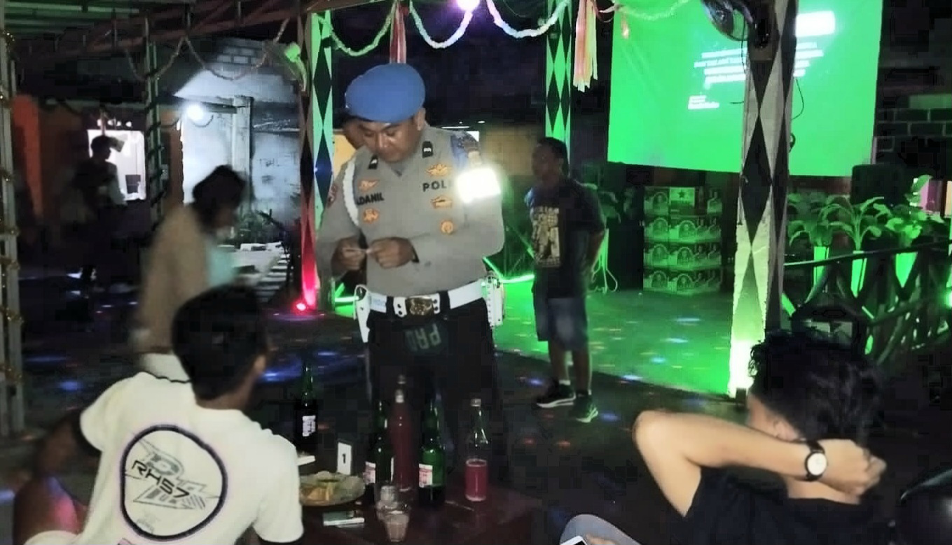 Tim Propam Polresta Mataram menyisir tempat hiburan malam untuk mencari anggota Polri yang doyan dugem, Rabu malam (10/1).