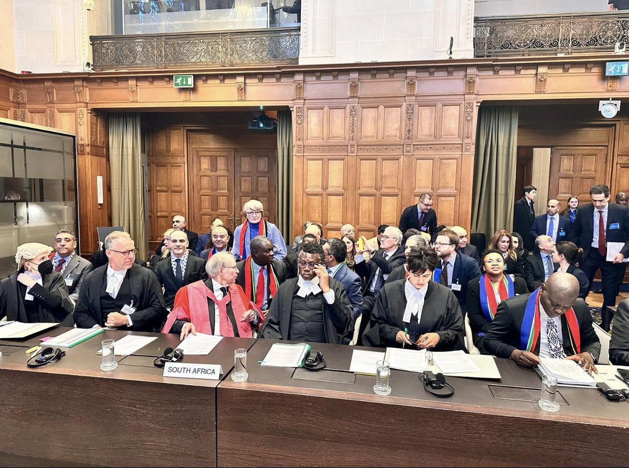 SUARAKAN KEMANUSIAAN:  Perwakilan kuasa hukum Afrika Selatan dalam sidang di Mahkamah Internasional di Den Haag, Belanda, Kamis (11/1). (Tangkapan layar Youtube)