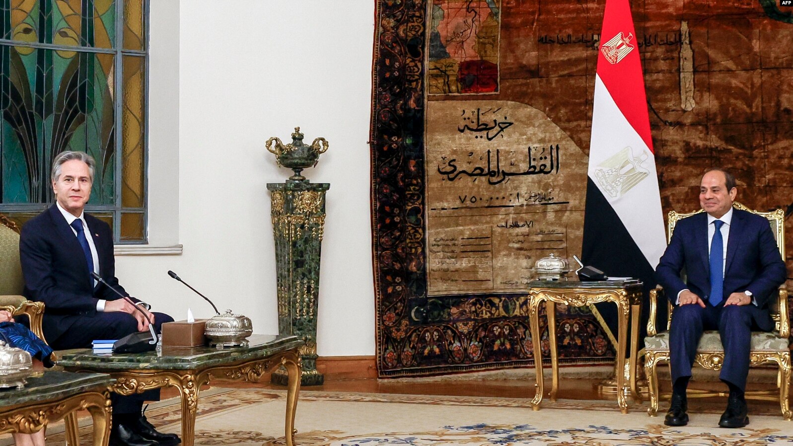 Menlu AS Antony Blinken (kiri) bertemu dengan Presiden Mesir Abdel Fattah al-Sisi, selama perjalanan selama seminggu yang bertujuan untuk meredakan ketegangan di Jalur Gaza, Kamis (11/1). (foto: AFP)