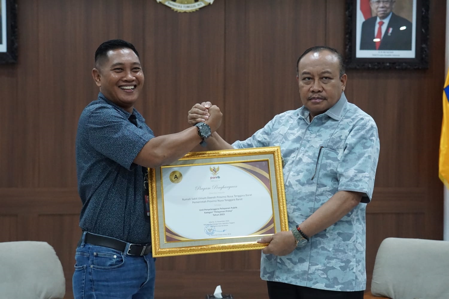 Pj Gubernur NTB HL Gita Ariadi (kanan) bersama Direktur RSUD Provinsi NTB dr HL Herman Mahaputra menunjukkan piagam Predikat Pelayanan Publik Prima dari KemenPAN-RB kemarin (11/1).