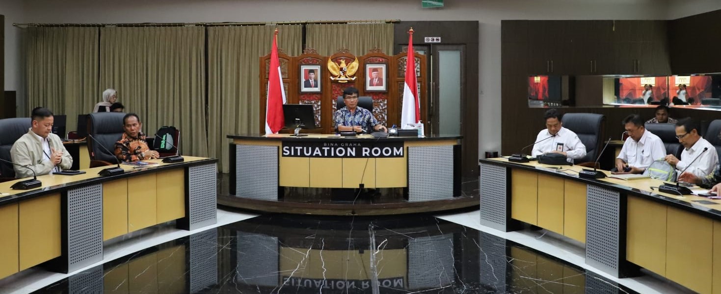 RAPAT: Bupati KSB HW Musyafirin (batik coklat) saat mengikuti rapat di Kantor Staf Kepresidenan, Jakarta.(IST/LOMBOK POST)
