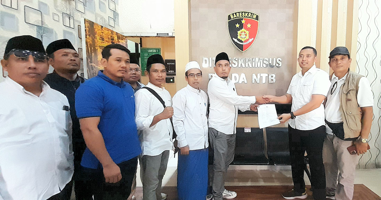 Sejumlah pengurus NWDI mendatangi Ditreskrimsus Polda NTB melaporkan dugaan penghinaan terhadap TGB M Zainul Majdi yang diduga dilakukan oleh salah satu penceramah di Kota Mataram.