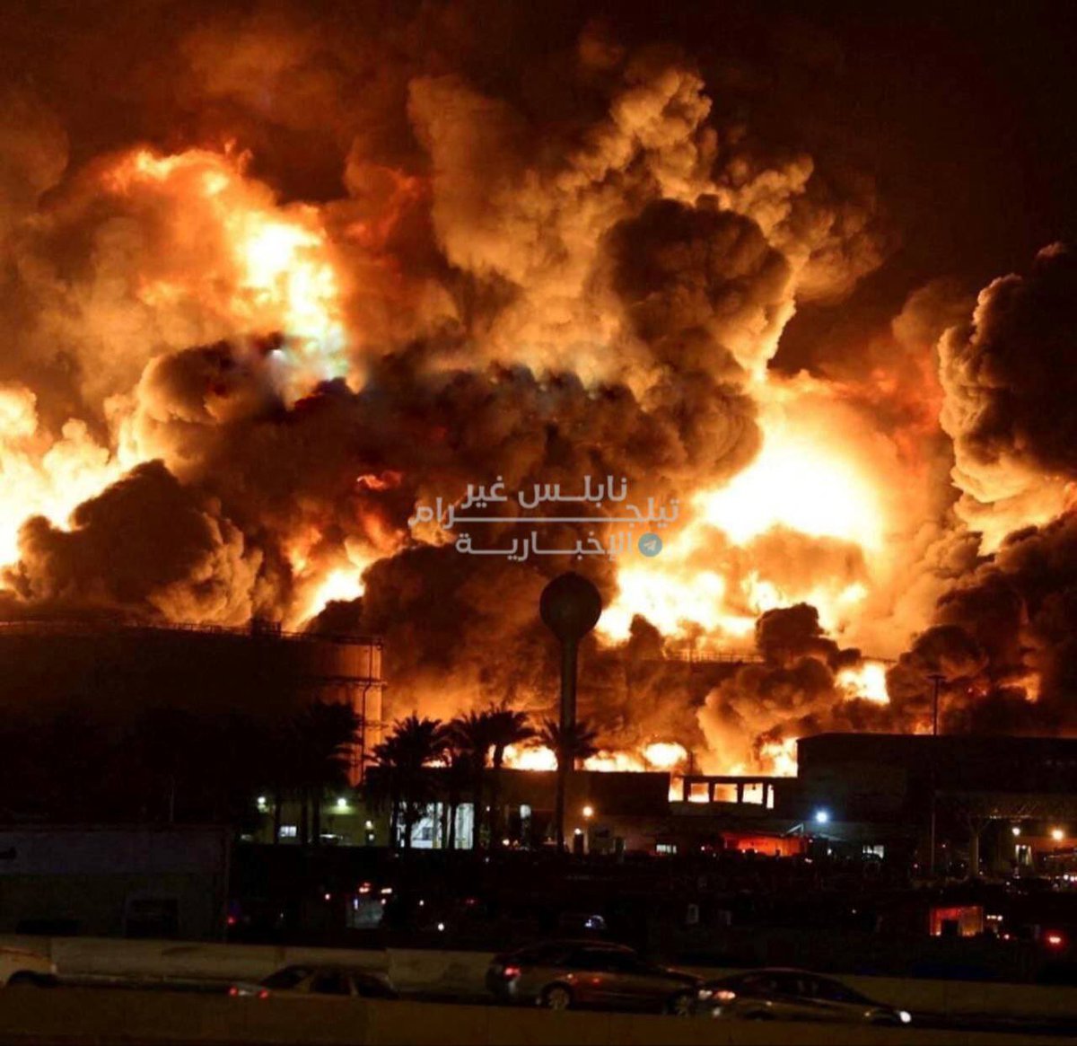 MEMBARA: Salah satu fasilitas milik milisi Houthi di Yaman yang diserang militer Amerika Serikat dan sekutunya, Kamis malam (11/1) waktu setempat. (Tangkapan layar X @RealAlmoner)