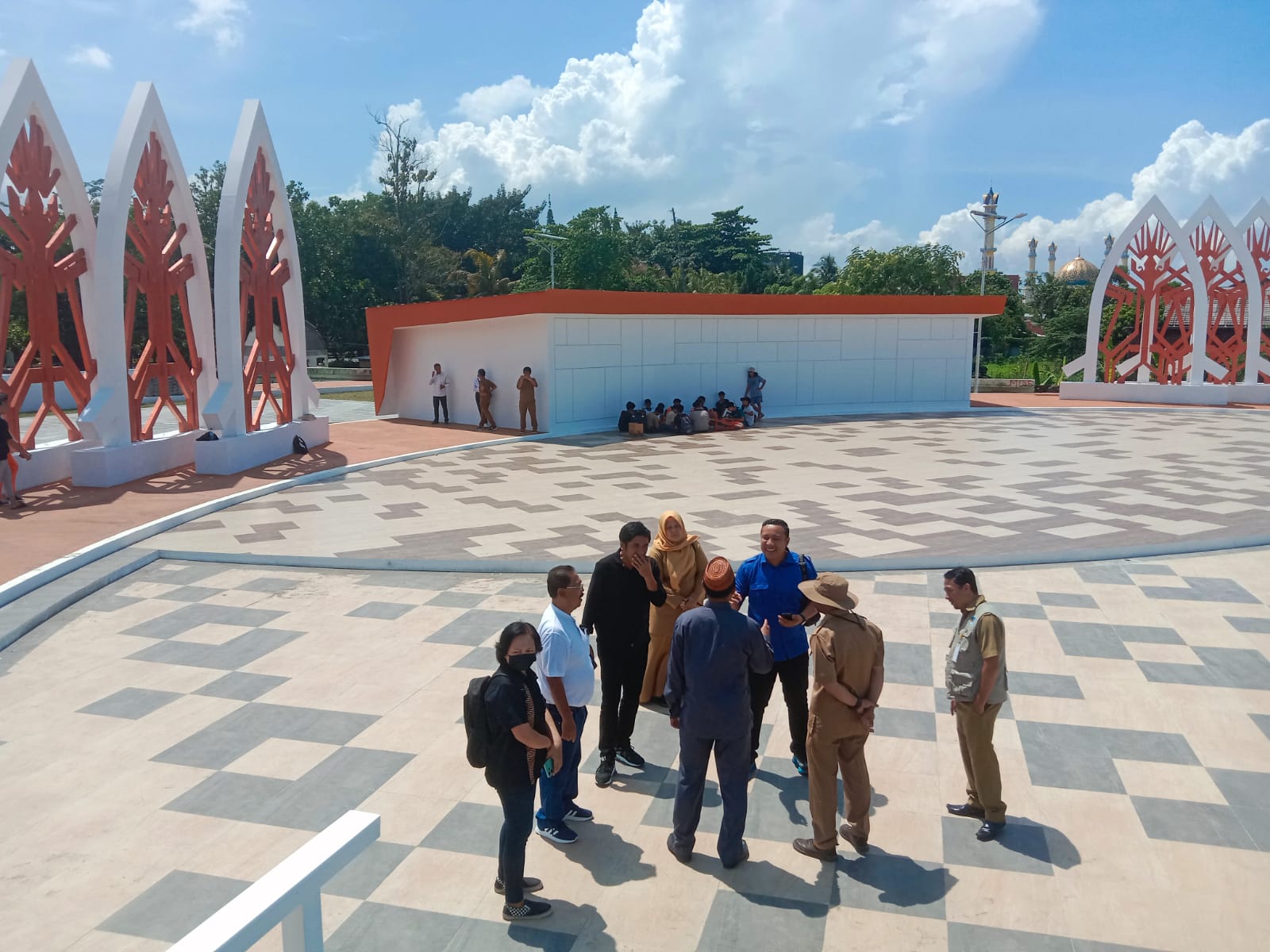Anggota Komisi 3 Bidang Infrastruktur DPRD Kota Mataram saat meninjau panggung Amfiteater.
