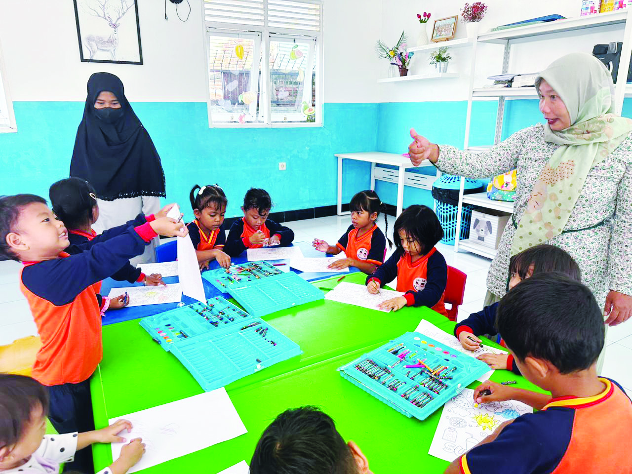 BERGEMBIRA BERSAMA: Para murid dan guru KB-TK Insan Prestasi saat proses belajar mengajar sambil bermain, kemarin.