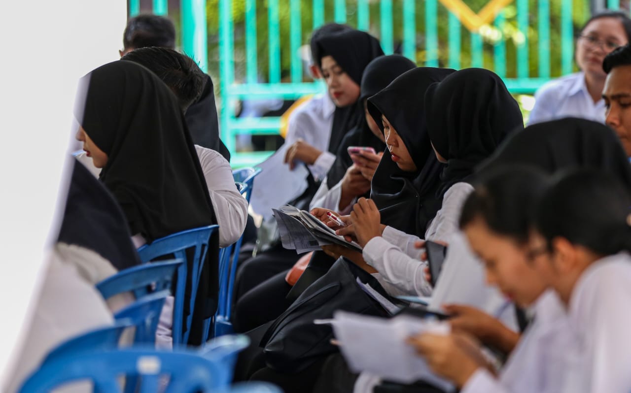 Sejumlah peserta CPNS sedang belajar sebelum ujian CAT.