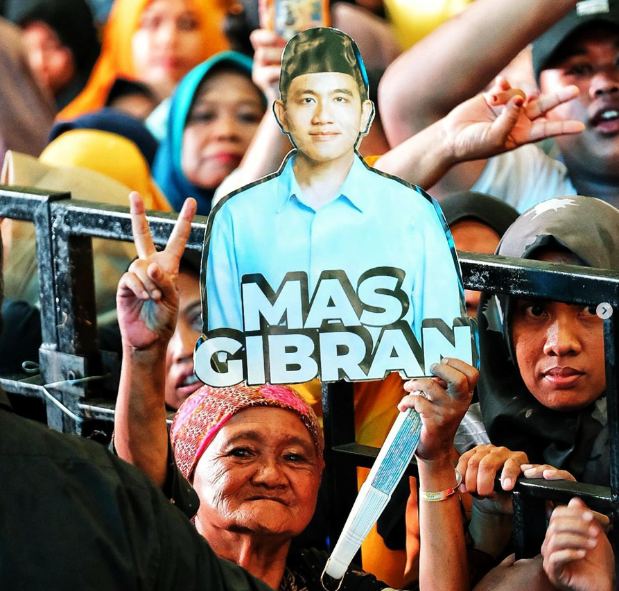 Pendukung Gibran dalam acara shalawatan bersama 40 ribuan jamaah Laskar Shalawat Nusantara pimpinan Gus Muhammad Fawait di Jember di Stadion Jember Sport Garden.
