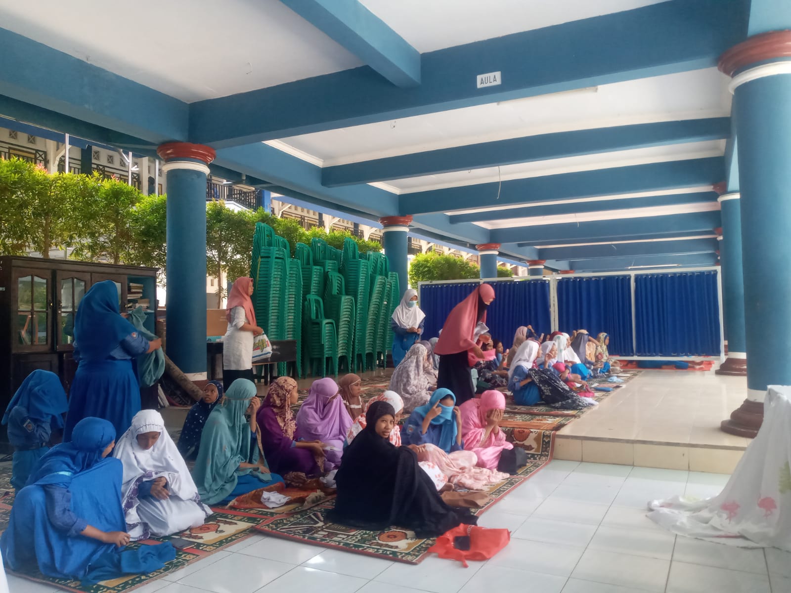 TUNAIKAN PERINTAH AGAMA: Para siswa SMPN 15 Mataram akan melaksanakan salat zuhur berjamaah di aula sekolah setempat, (10/1).(ROJAI/LOMBOK POST)