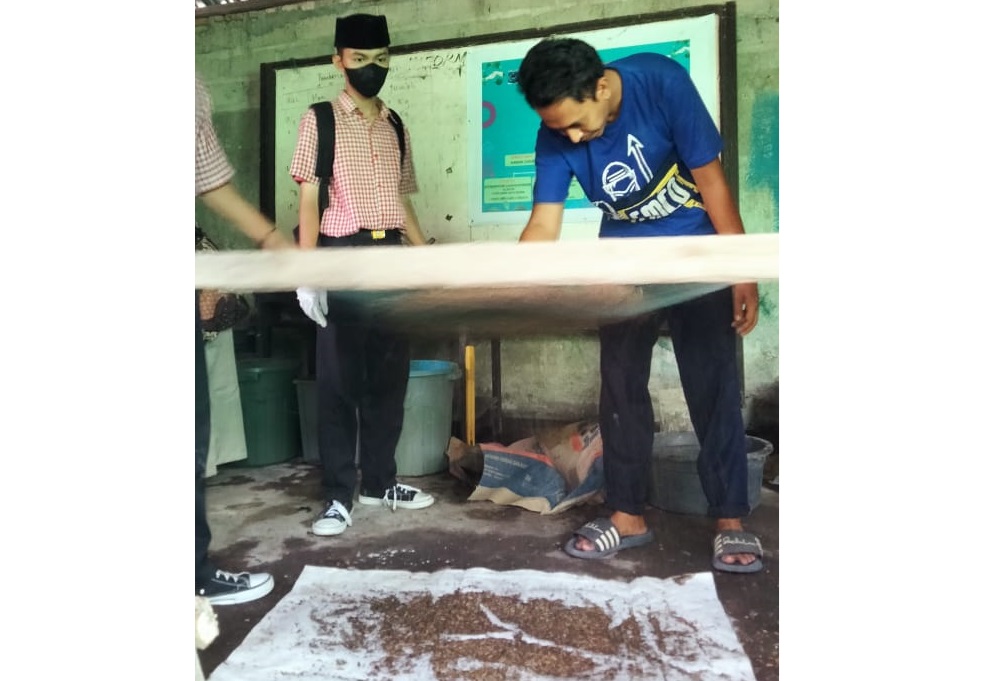 PRAKTIK LANGSUNG: Sejumlah siswa SMPN 10 Mataram panen maggot di sekolah setempat, beberapa waktu lalu. (SMPN 10 MATARAM FOR LOMBOK POST)