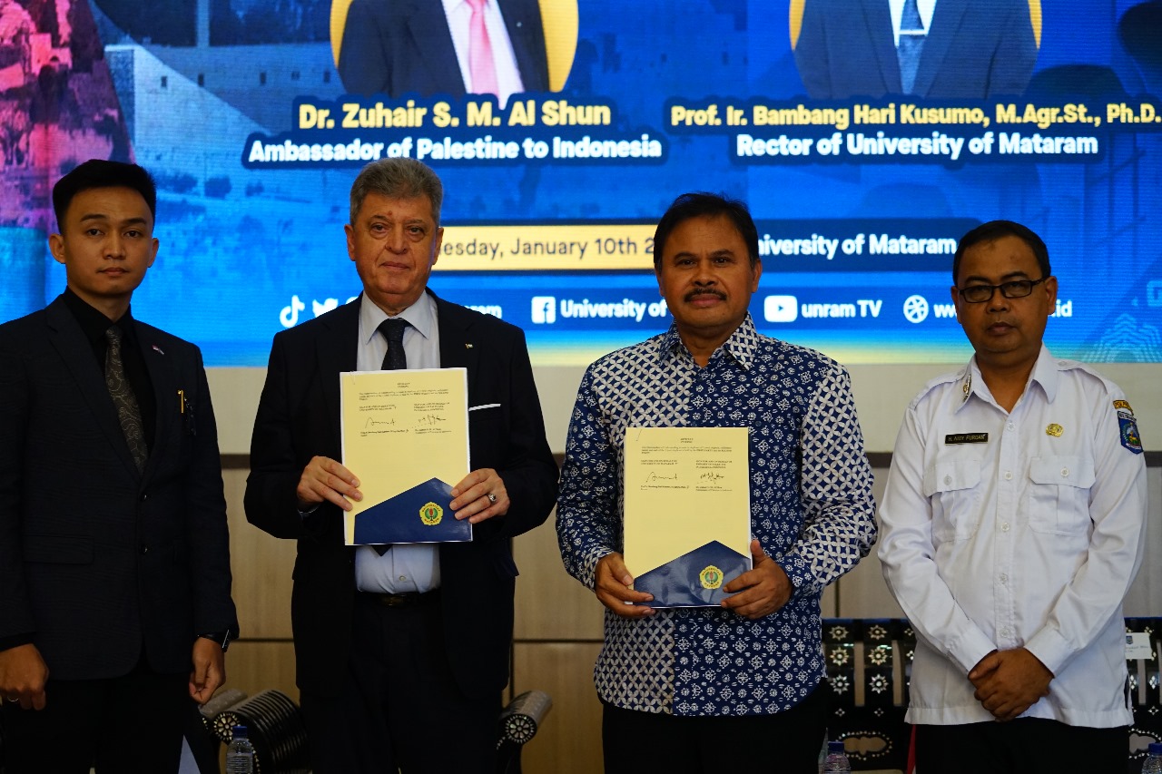 TUNJUKKAN DUKUNGAN: Rektor Unram Prof Bambang Hari Kusumo (dua dari kanan) didampingi Kepala Dikbud NTB H Aidy Furqan bersama Duta Besar Palestina untuk Indonesia  Zuhair S M Al