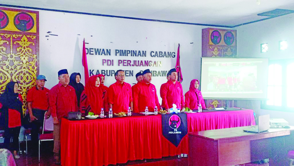 HUT PDIP: Sekretaris DPD PDIP NTB Lalu Budi Suryata bersama Ketua DPC PDIP Sumbawa A Rafiq saat mengikuti HUT secara virtual di kantor DPC PDIP Sumbawa.