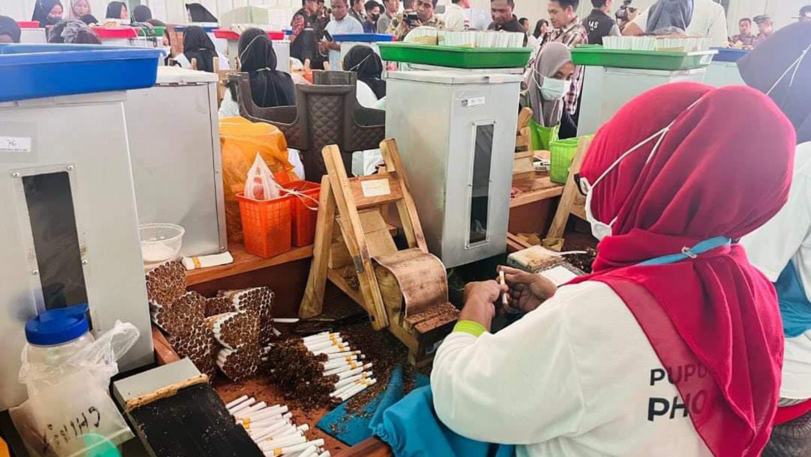 TENAGA LOKAL: Salah satu tenaga kerja lokal di APHT yang tengah melakukan proses pelintingan rokok, belum lama ini.