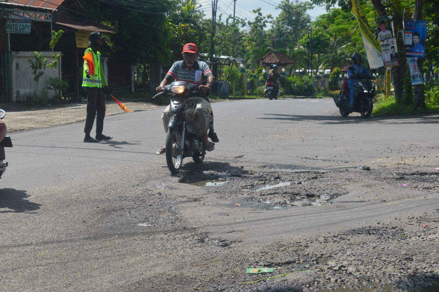 Pengendara motor melintas di salah satu ruas jalan raya Praya-Mantang, belum lama ini.