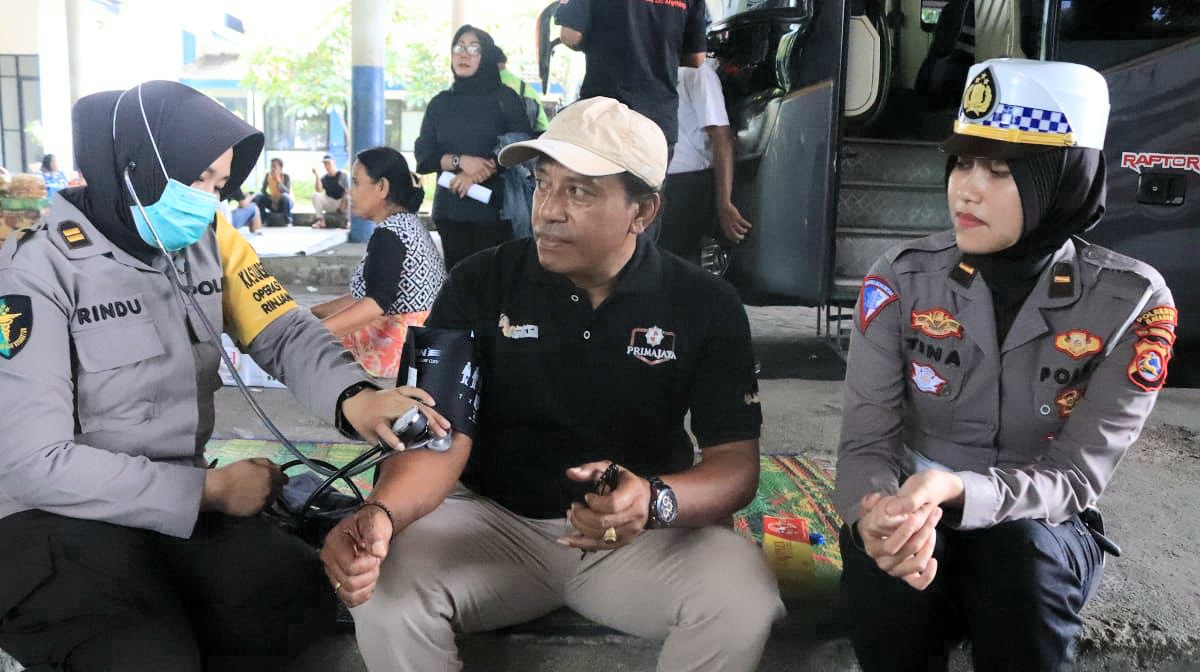 Satlantas Polresta Mataram memberikan pelayanan kesehatan gratis bagi sopir angkutan umum di Terminal Mandalika Mataram, Kamis (11/1).