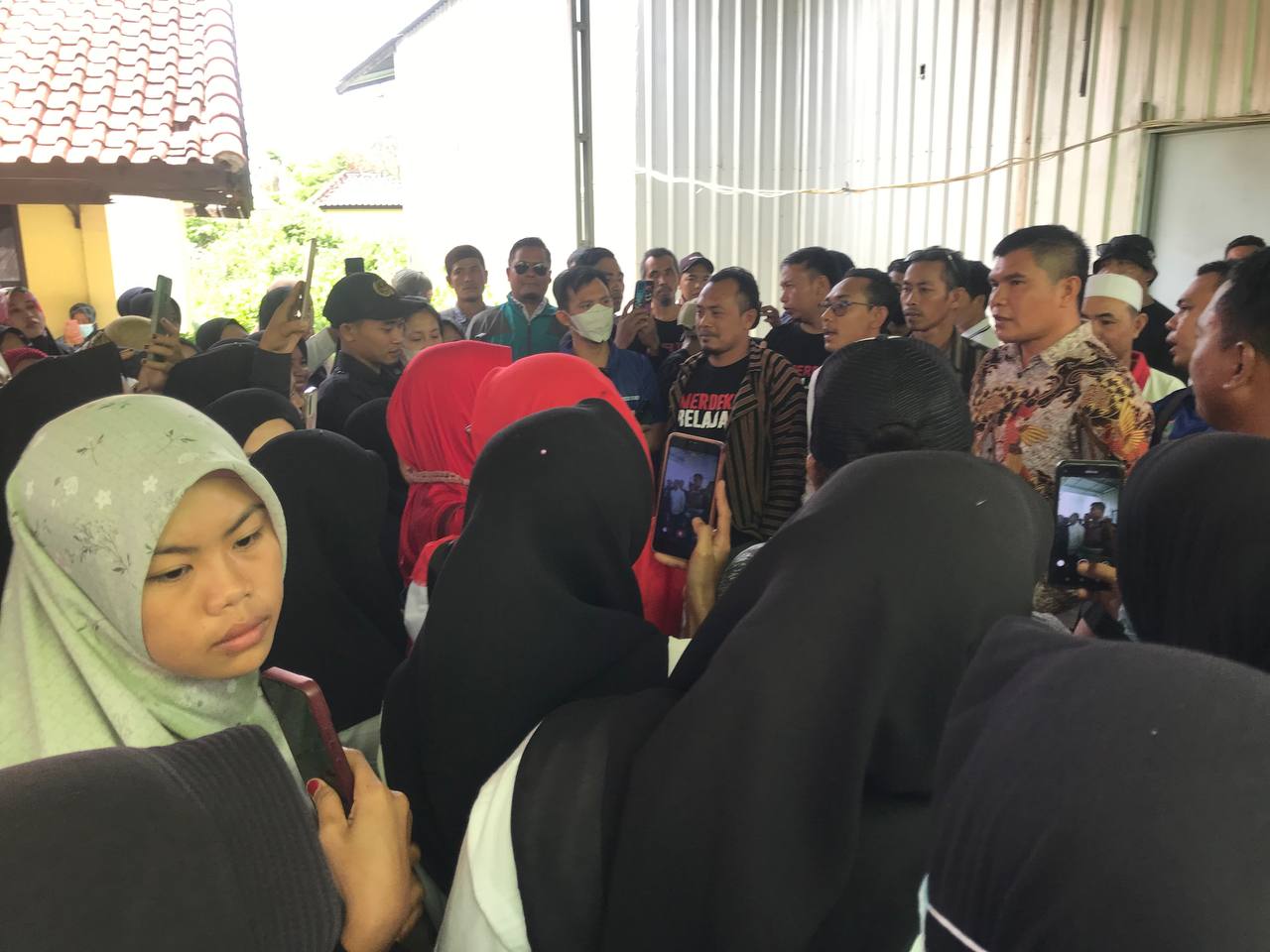 TEMUI WAKILNYA: Para guru honorer yang tergabung dalam AGTKH KLU menyampaikan aspirasi dana insentif di Kantor DPRD KLU, Jumat (12/1).(nurul/lombok post)