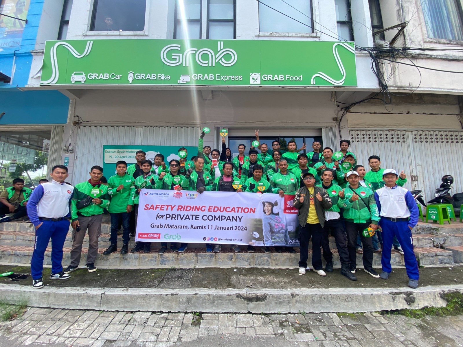 KOLABORASI : Tim safety riding astra motor NTB bersama driver ojol. (Honda for Lombok Post)