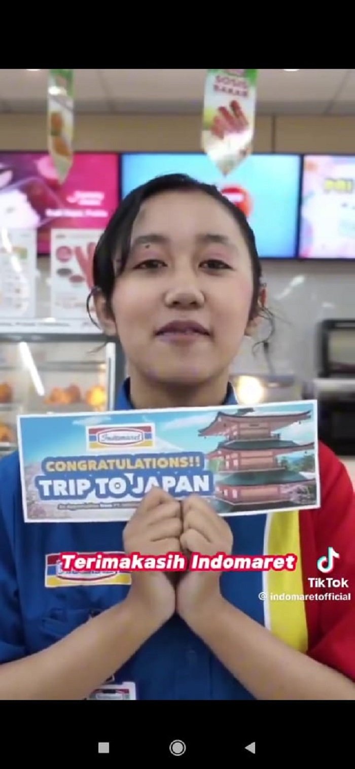 GOES TO JAPAN: Vian, kasir Indomaret yang viral karena fasih berbahasa Jepang mendapat hadiah dari manajemen perusahaannya. (Tangkapan layar Tiktok @indomaretofficial)