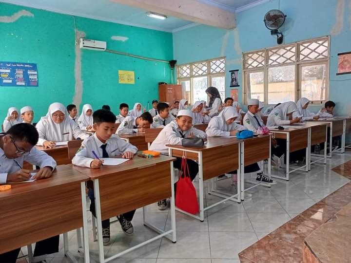 BELAJAR: Siswa MTsN 1 Mataram melaksanakan kegatan belajar mengajar di madrasah setempat, belum lama ini.