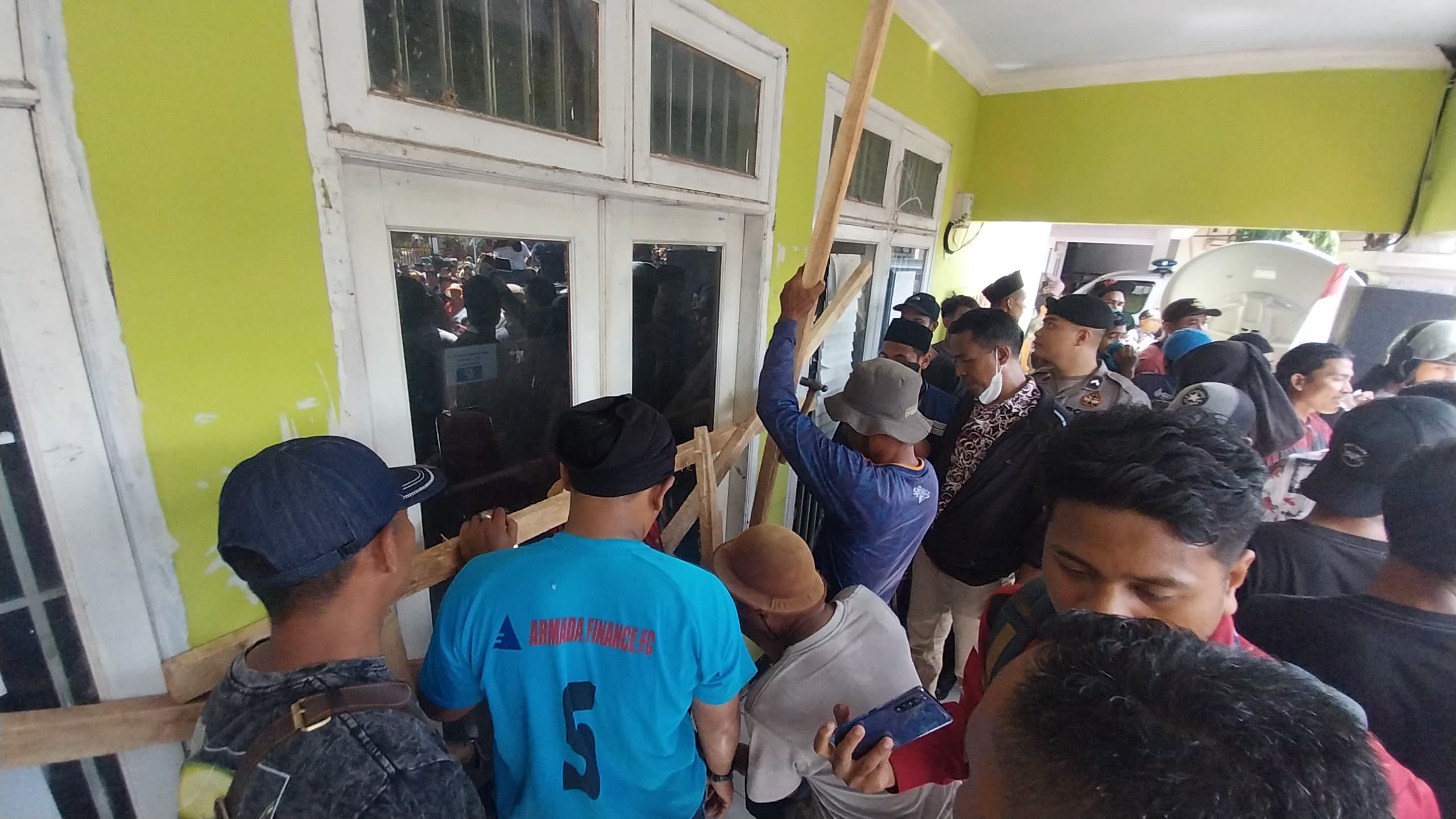 Ratusan masyarakat menyegel kantor Desa Lantan di Kecamatan Batukliang Utara, Loteng, Jumat (12/1).