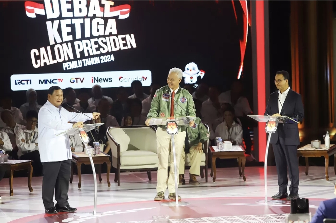 Para capres beradu gagasan dalam debat ketiga Pilpres 2024 di Istora Senayan, Jakarta, Minggu (7/1/2024).