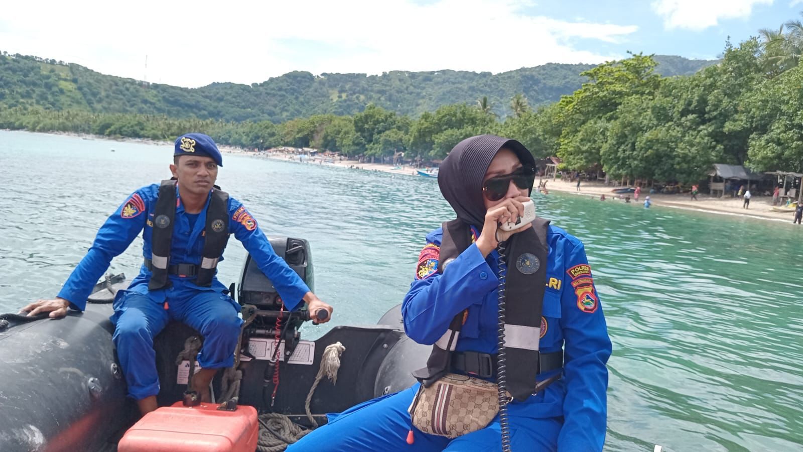 Kasatpolair Polres Lotara Iptu Henni Adriani melakukan patrol di wilayah pesisir Lombok Utara, Senin (15/1).