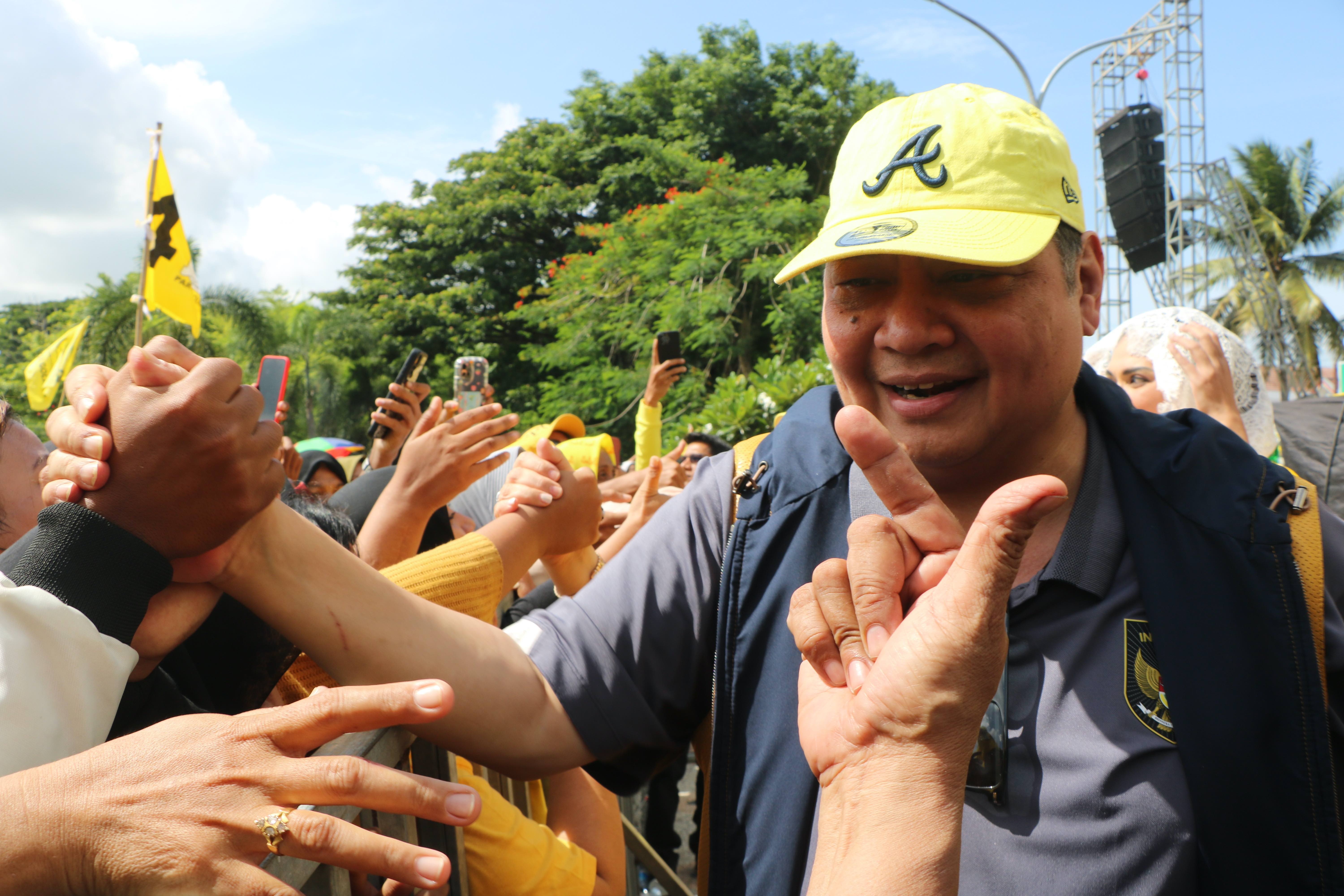 MENYAPA PENDUKUNG GOLKAR: Ketua Umum Partai Golkar Airlangga Hartarto menyapa warga di alun-alun Tastura, Lombok Tengah, kemarin (14/1/24).