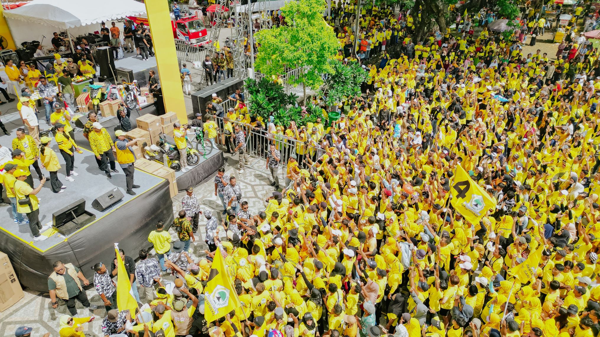 Lautan massa Partai Golkar dalam rangkaian HUT ke 59 Partai Golkar di  Alun-alun Tastura, Praya, Lombok Tengah kemarin (14/1
