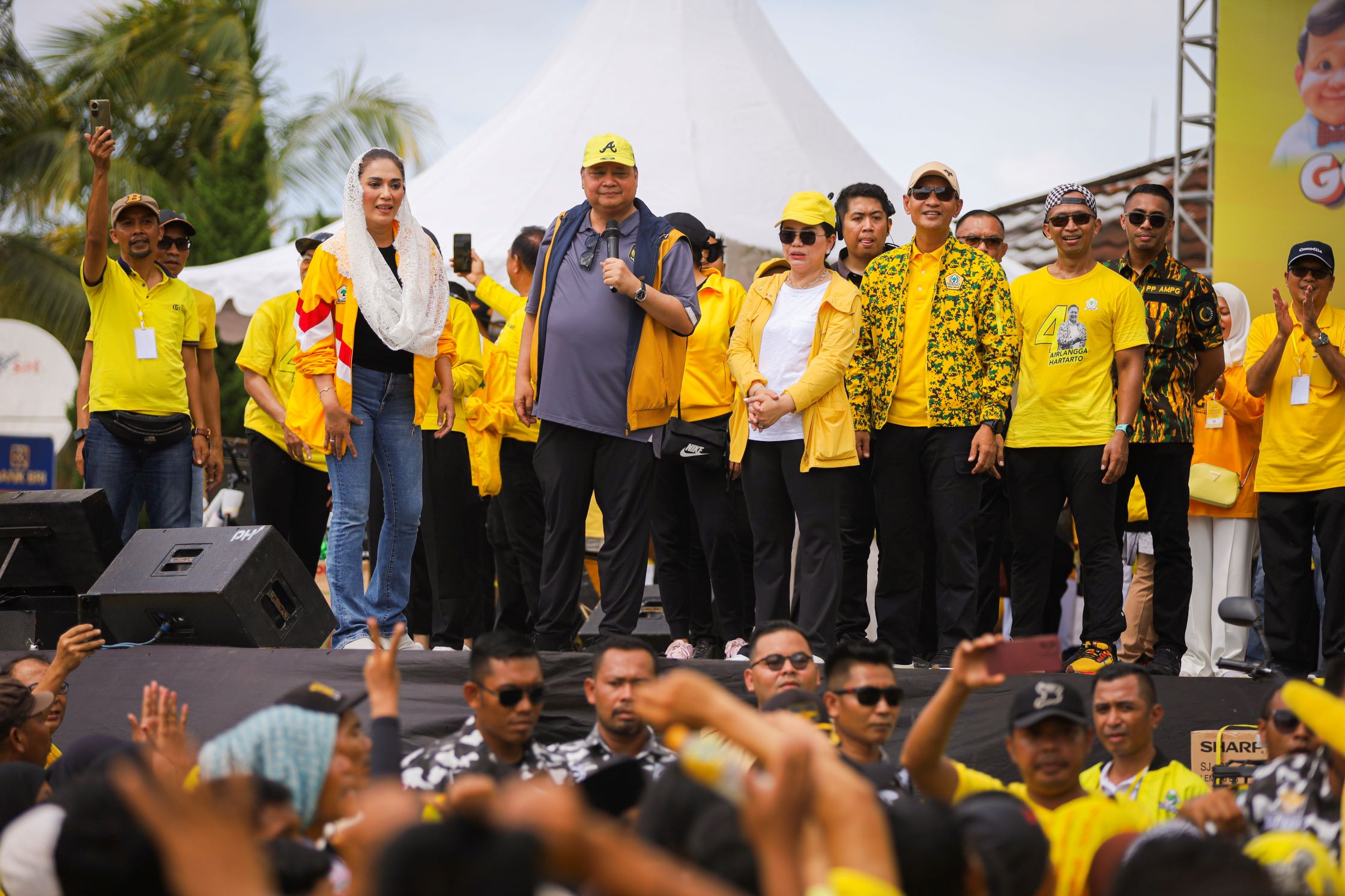 Ketua DPP Partai Golkar Airlangga Hartarto didampingi Anggota DPR RI  Hj Sari Yuliati  menyerahkan hadiah Umroh kepada warga yang beruntung dalam   HUT ke 59 Partai Golkar di  Alun-a