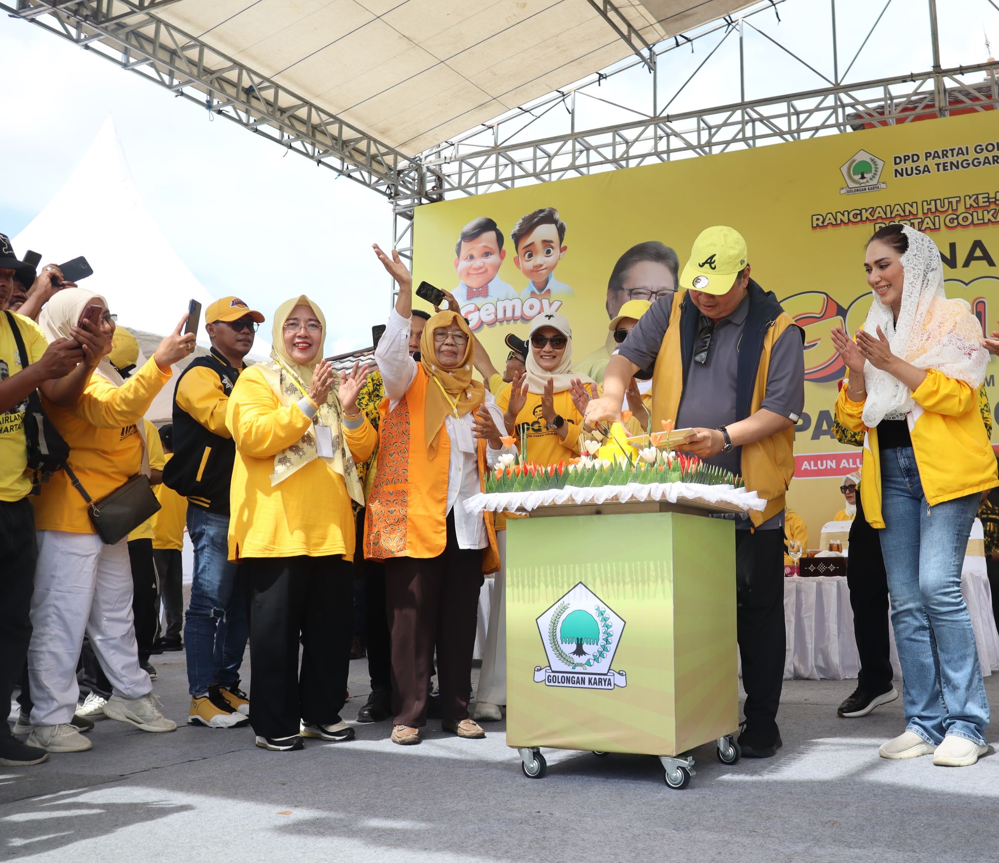 Ketua DPP Partai Golkar Airlangga Hartarto didampingi para kader Golkar melakukan pemotongan tumpeng  HUT ke 59 Partai Golkar di  Alun-alun Tastura, Praya, Lombok Tengah kemarin (14/1).