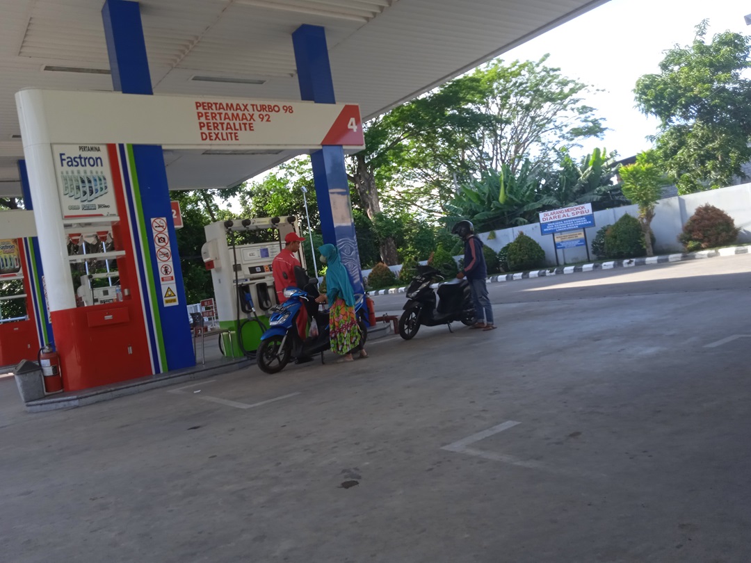 TUNGGU GILIRAN: Dua pengendaraan melakukan pengisian BBM di salah satu SPBU di Lombok Timur. (WAHYU/LOMBOK POST)