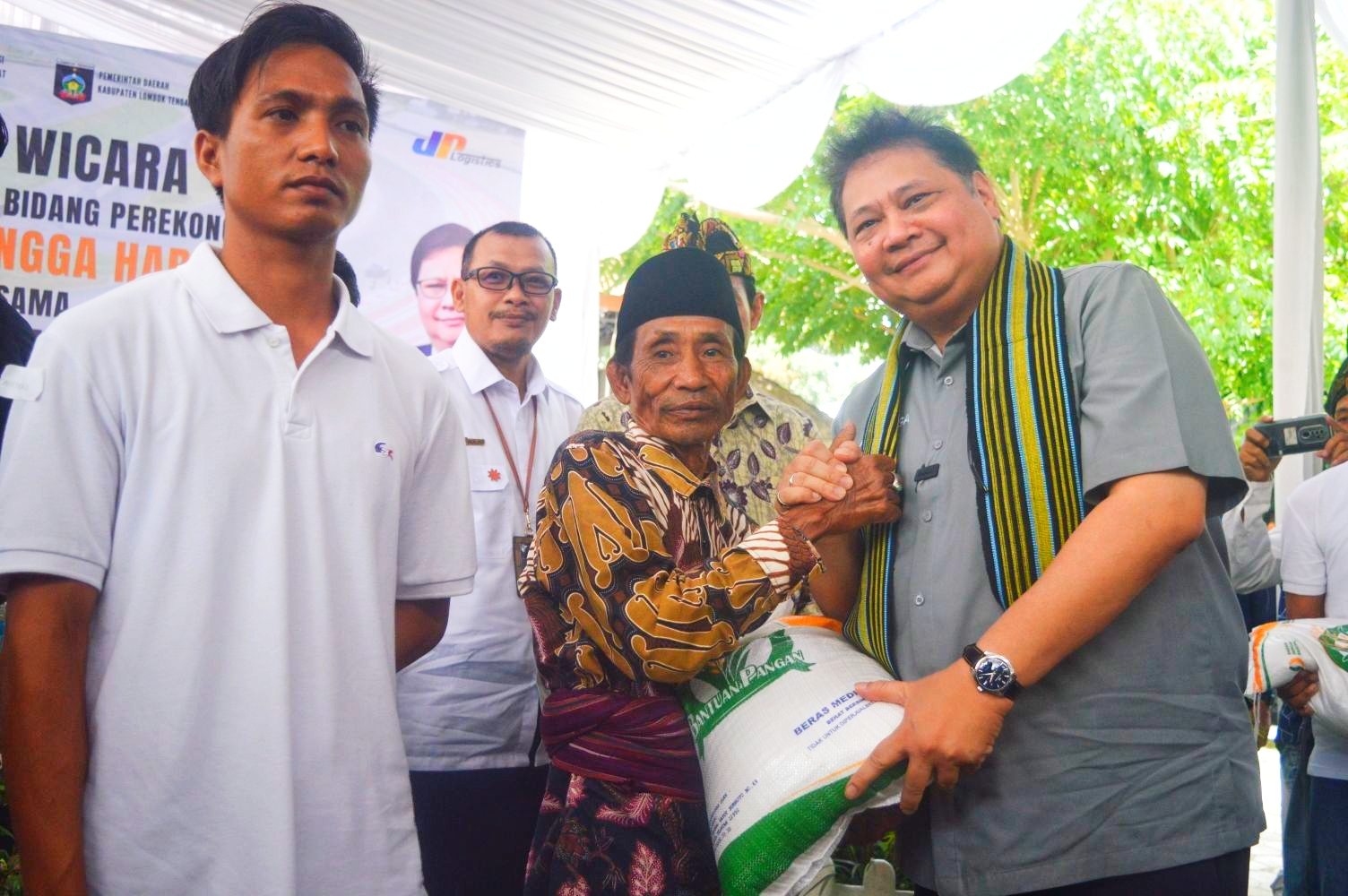 Menteri Koordinator Bidang Perekonomian RI Airlangga Hartarto menyalurkan bantuan pangan nasional berupa beras kepada perwakilan penerima bantuan pangan di kantor Desa Kuta, Kecamatan Pujut, Loteng