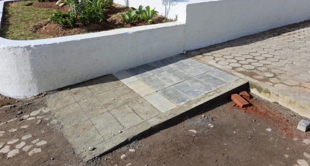 Jalur kursi roda bagi para difabel di Teras Udayana.